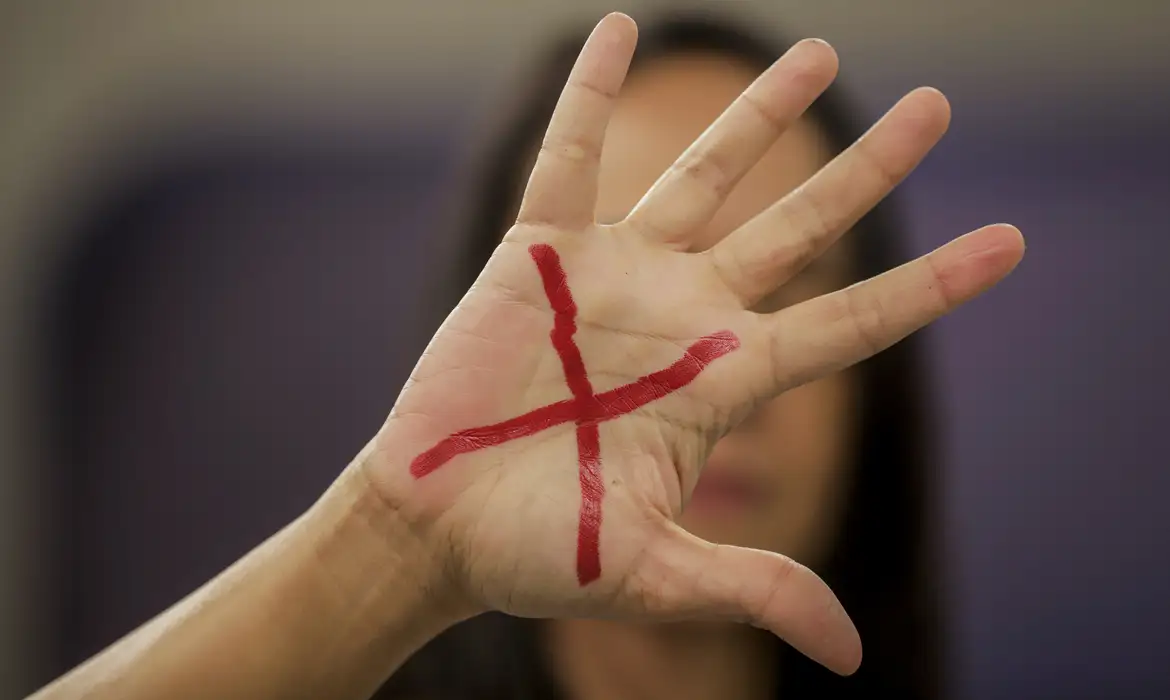 Audiência de jovem esfaqueada 15 vezes será realizada dia 15 de abril